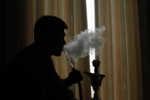 Raucher mit einer Shisha